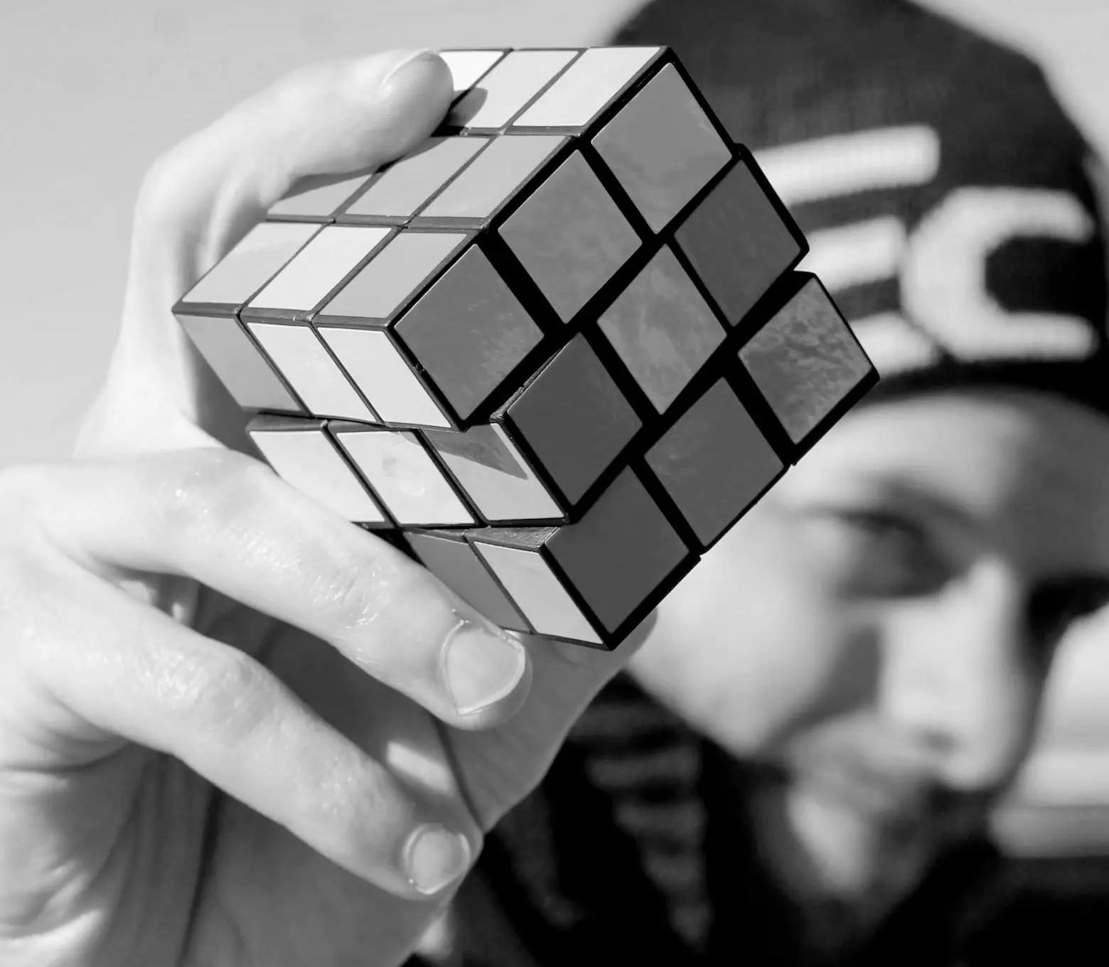 Homem segurando cubo magico